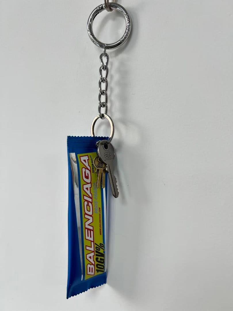 BALENCIAGA キーホルダー スナックデザイン - メルカリ