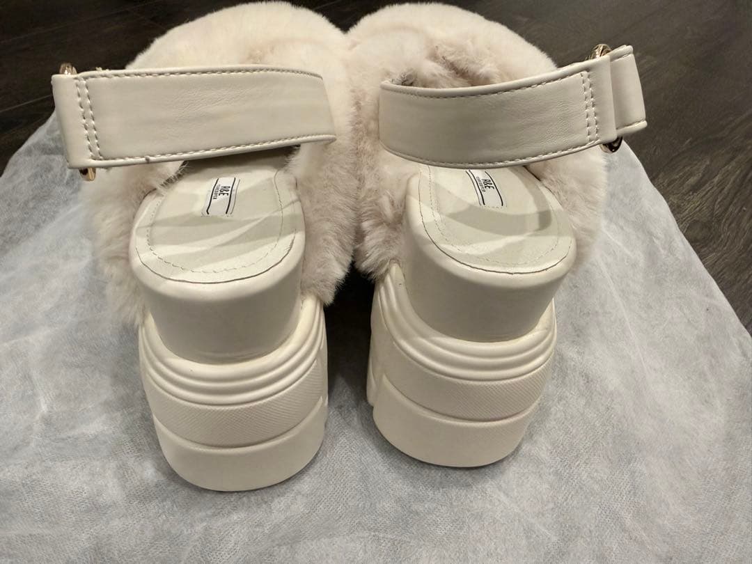 R&E クロスファーバックベルト厚底サンダル アイボリー Mサイズ - メルカリ