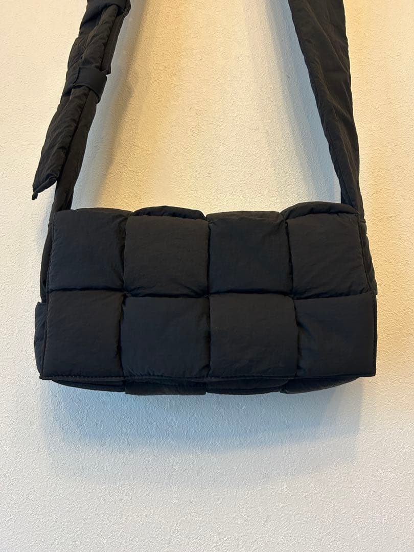 BOTTEGA VENETA パデットカセットナイロン 黒 保存袋 Men's Small Padded Tech Cassette in Black | Bottega Veneta US