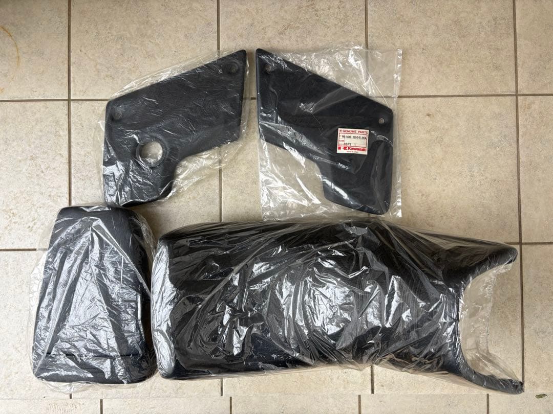 カワサキ GPZ250R 【新品未装着】純正シートとサイドカバー計4点 カワサキ GPZ250R 新品未装着純正シートとサイドカバー計4点