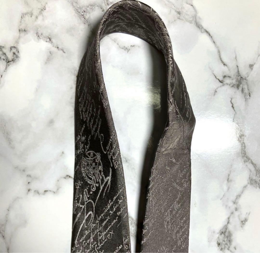 美品】BERLUTI ベルルッティ ネクタイ グレー カリグラフィー - メルカリ