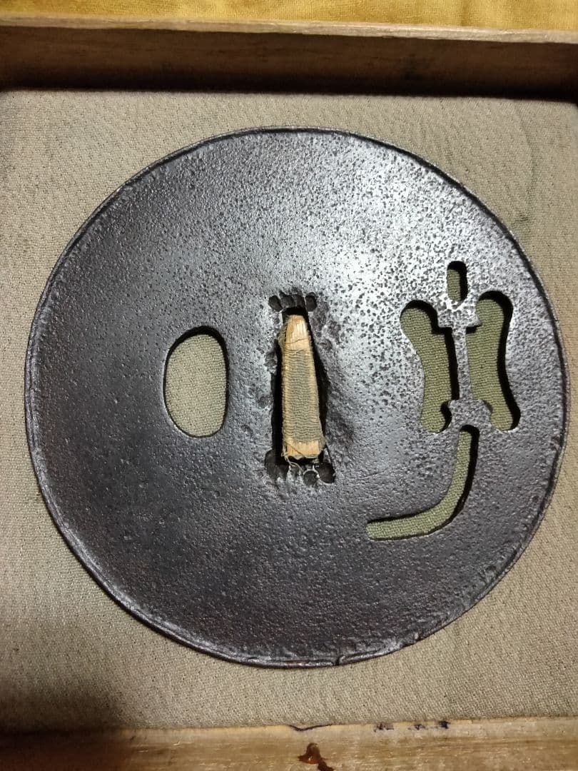 鉄地特大鍔　鐔　(甲冑師　軍配透かし)　室町時代〜江戸時代　箱付き 鉄地龍図透鍔 江戸時代 保存刀装具 | 松風刀装店 antiques matsukaze