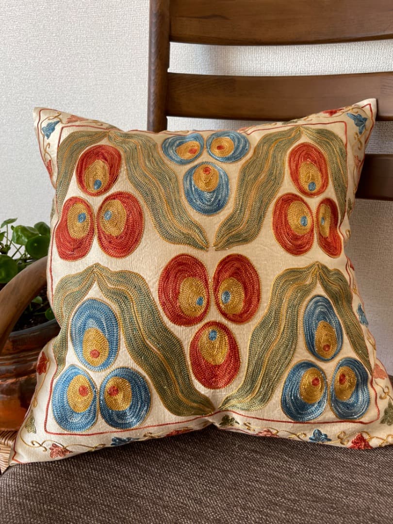 ウズベキスタン伝統刺繍スザニ　シルクonシルク　クッションカバー キリムスタイル / クッションカバー 50cm シルク スザンニ刺繍47×48cm