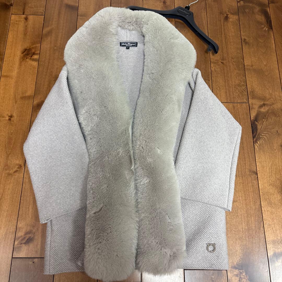 Salvatore Ferragamo ライトグレー ファーコート 202409121926313402147.jpg