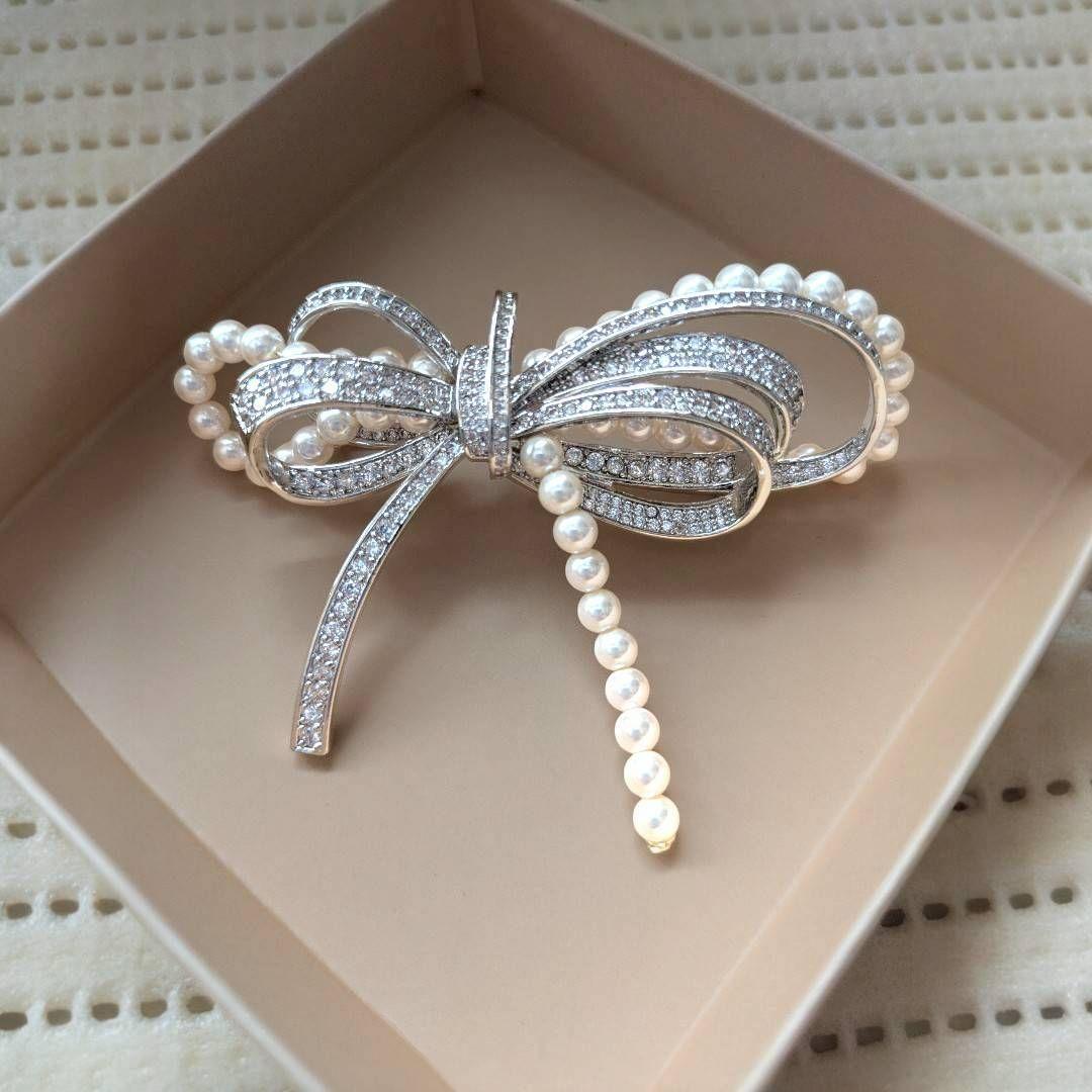 シルバー スワロフスキー 天然真珠 ブローチ リボンブローチ - メルカリ