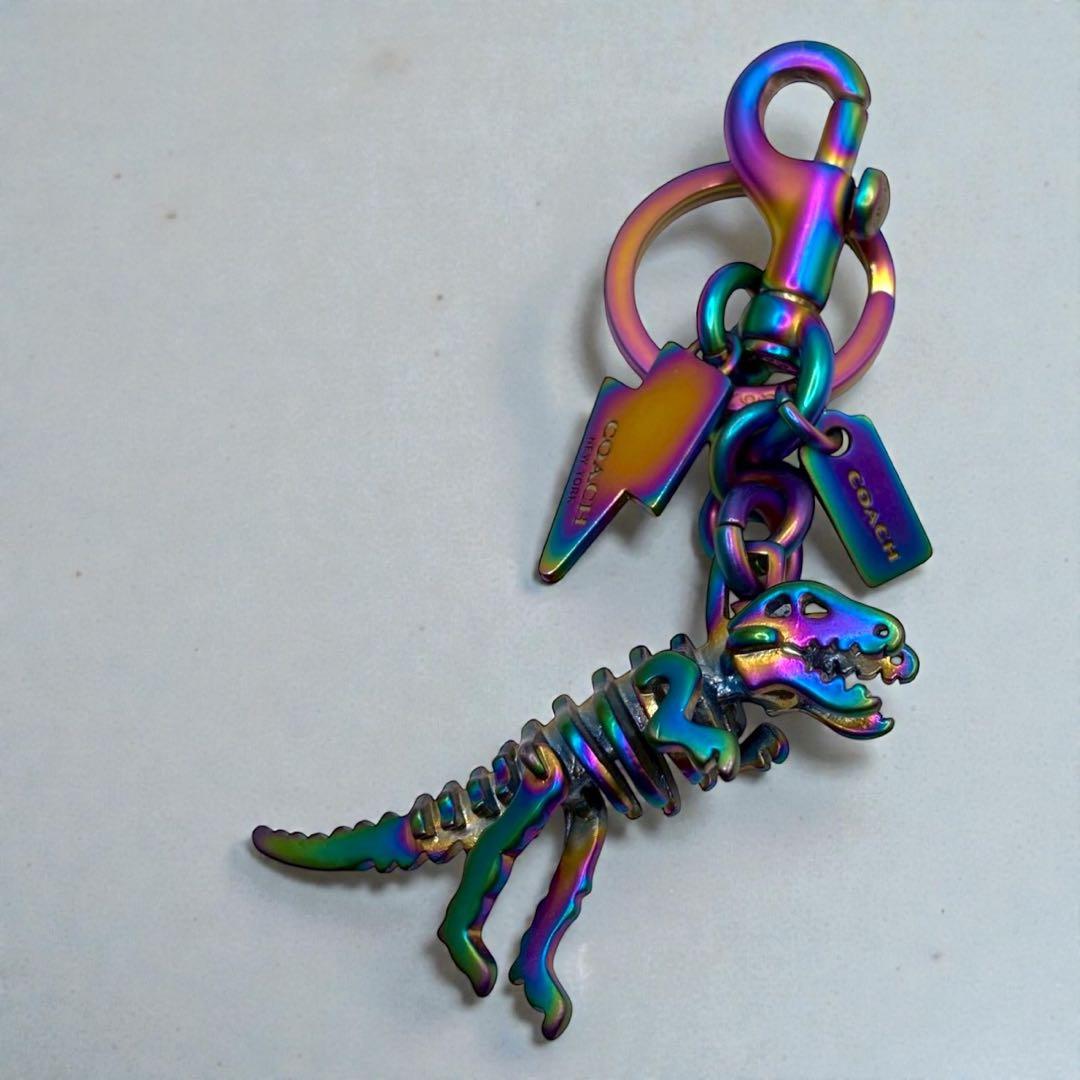 極美品 COACHコーチ レキシー虹色恐竜レインボー キーホルダー