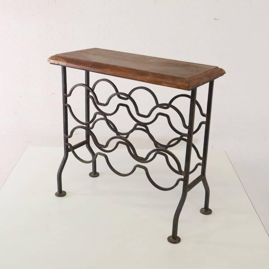 アンティーク 鉄脚 古木 ワインラック サイドテーブル ボトルラック コンソール フランスから届いた白いアンティークテーブル、ワインラックの付いた