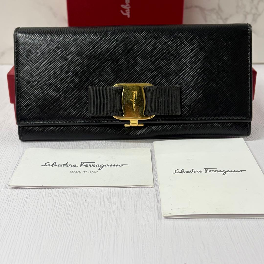 新品同様‼️ サルヴァトーレフェラガモ 財布 二つ折り 長財布 ヴァラ