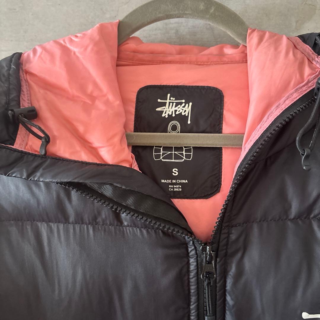 Stussy フード付きダウンジャケット S ブラック/ピンク - メルカリ