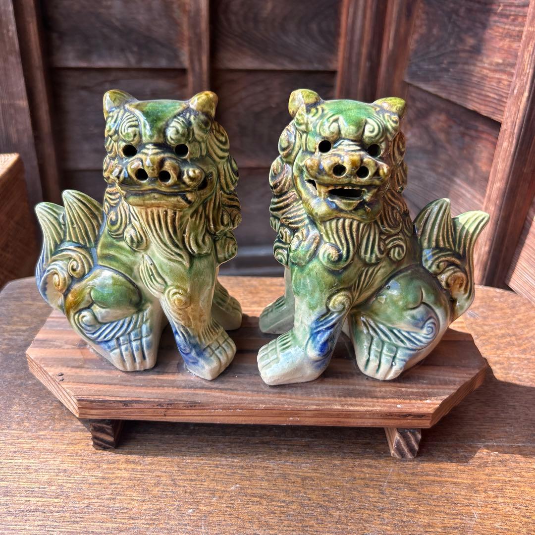 シーサー陶器製 獅子像 置物 木製台座付き - メルカリ