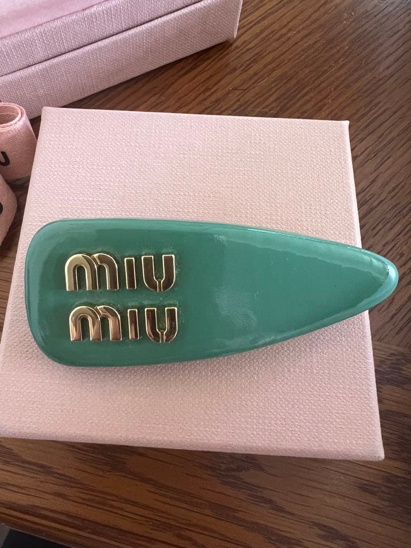 miu miu グリーン ヘアピン　ヘアクリップ　緑　エナメル miu miu（ミュウミュウ） バレッタ 5IF092 069 レディース エナメル