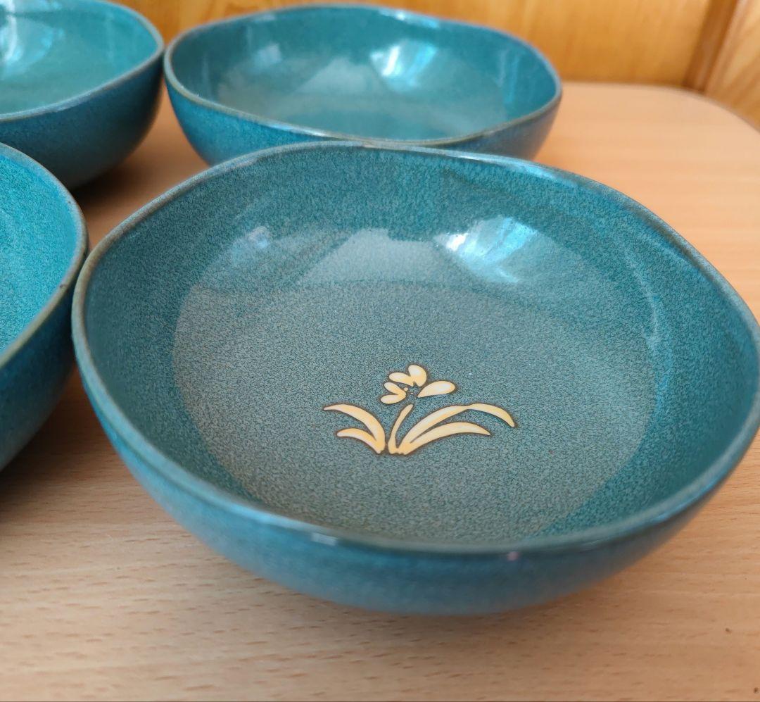 青緑色 陶器製皿 4個セット 花模様 - メルカリ