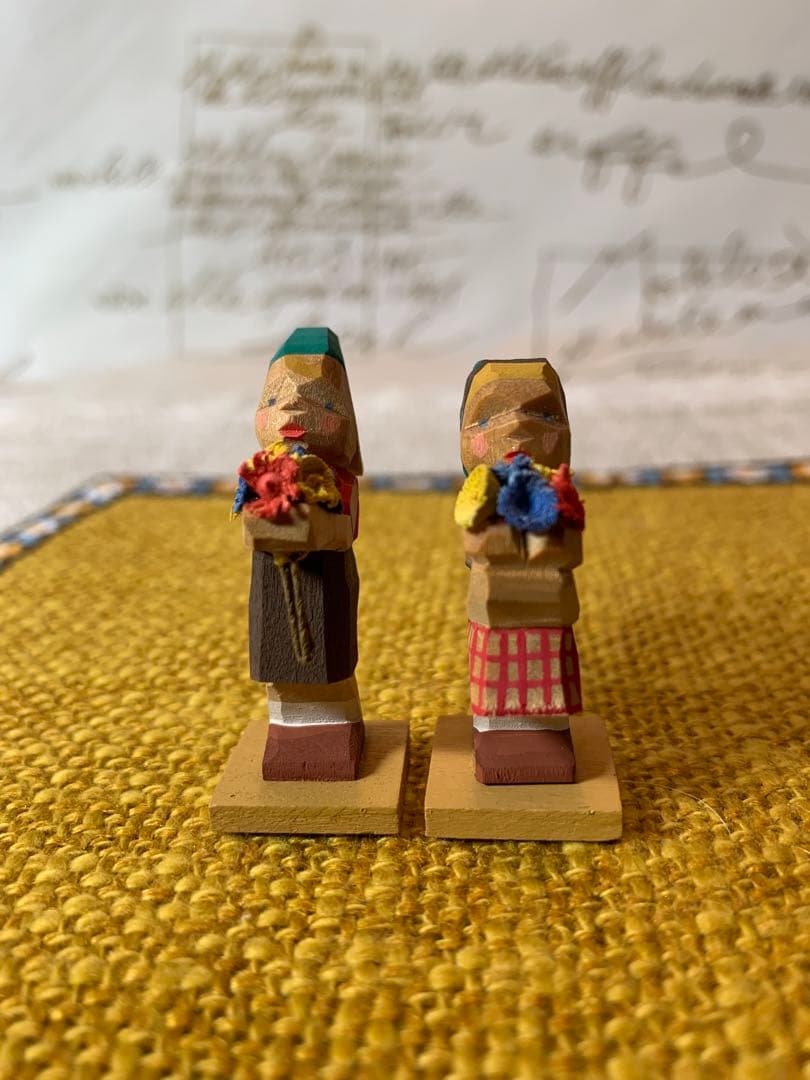 ドイツ製 エルツ山地 ヘルビッヒ工房 木製人形ザイフェン 花を持つ男