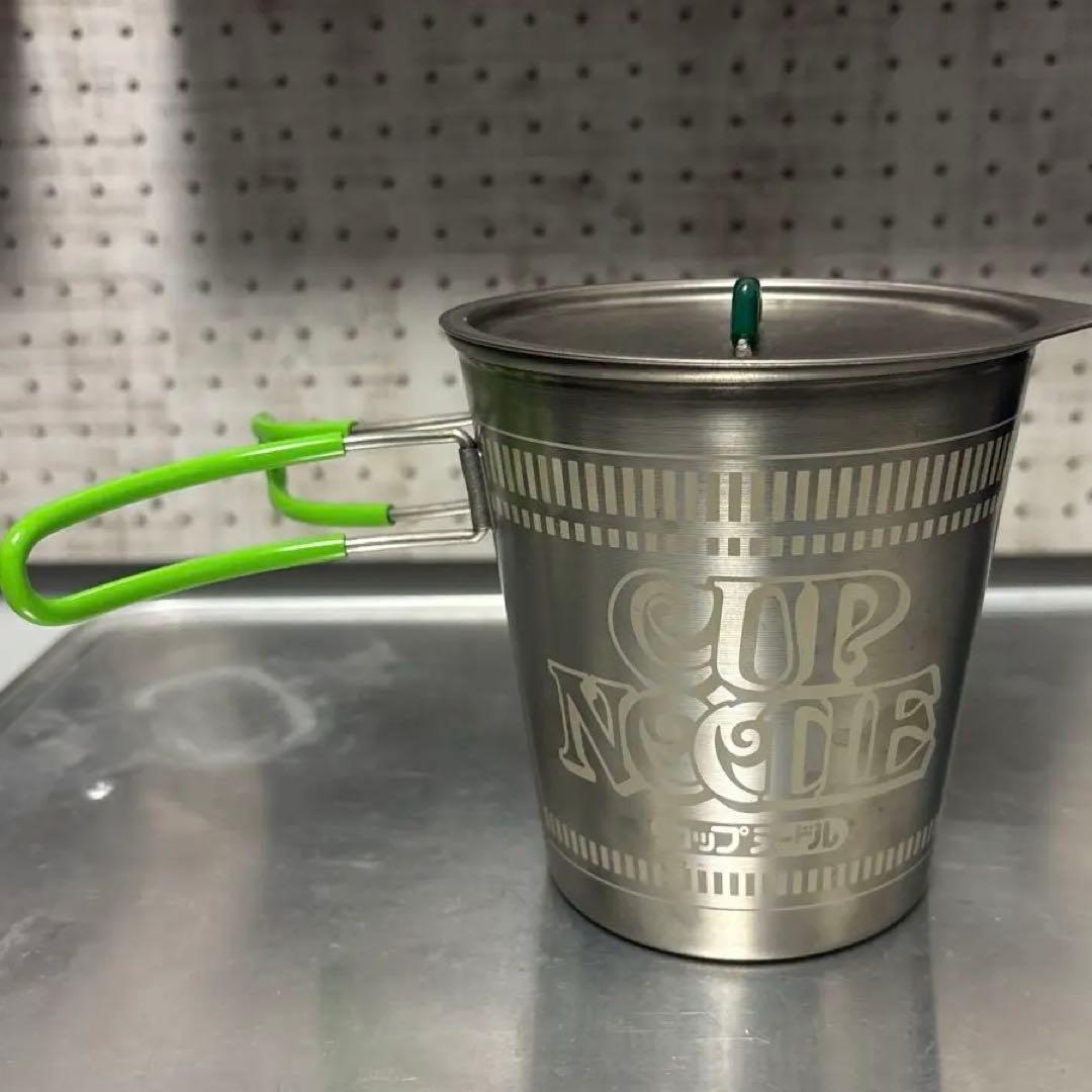 日清カップヌードル型 チタンクッカー 緑ハンドル 緊急確保。売り切れ必至「山の日バージョン」のカップヌードルチタン