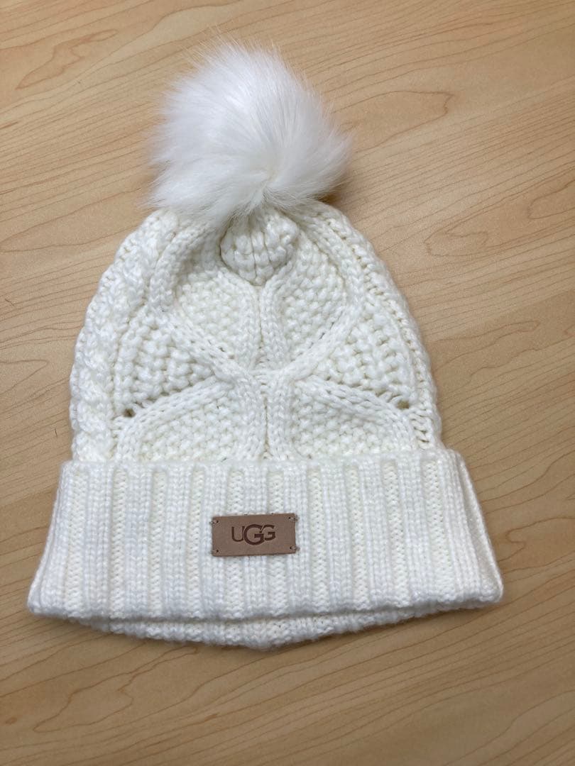 UGG ホワイトニット帽 ポンポン付き - メルカリ