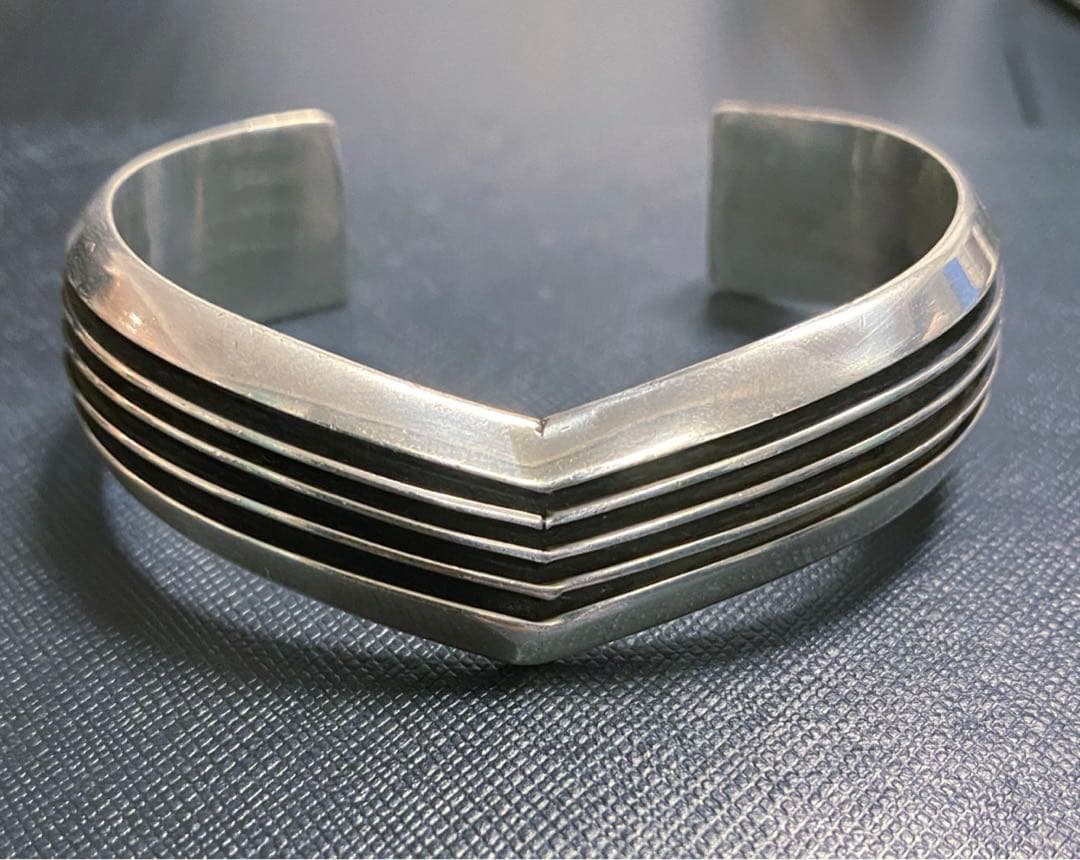 【レア】TOM HAWK Vシェイプ4ラインシルバーバングル ナバホ族 TOM HAWK トムホーク 4ライン バングル Vシェイプ ハート ナバホ