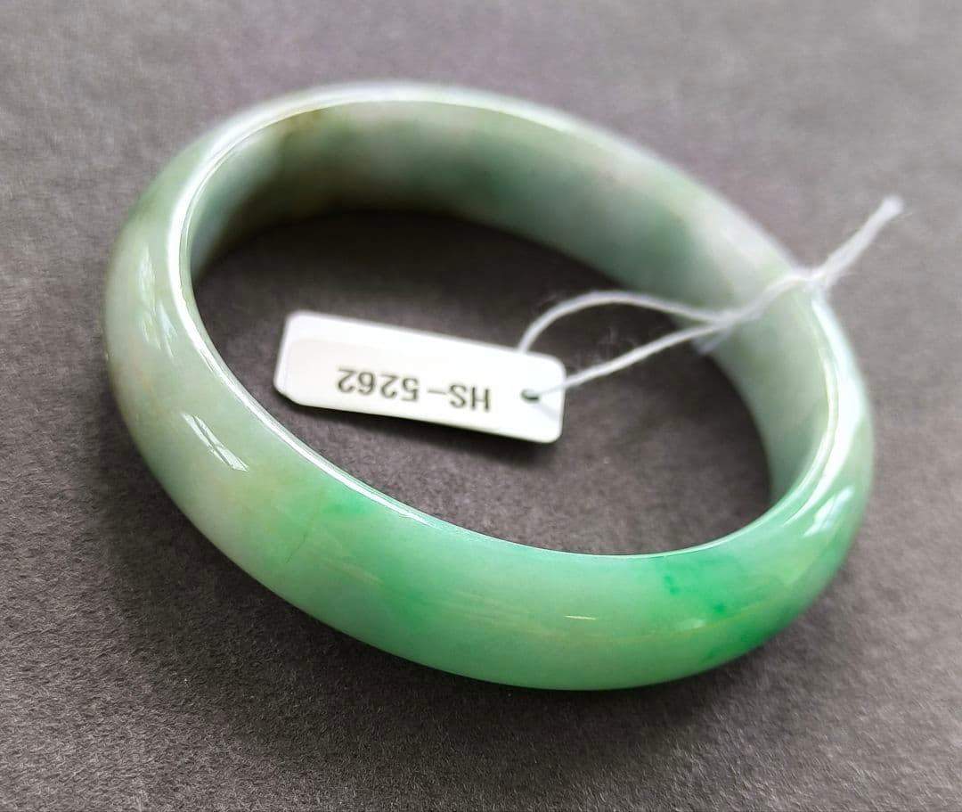 【日本鑑別書付】ミャンマー産本翡翠の貴妃バングル(内径54×49ミリ弱)5262 日本鑑別書付】ミャンマー産本翡翠の貴妃バングル(内径54×49ミリ弱