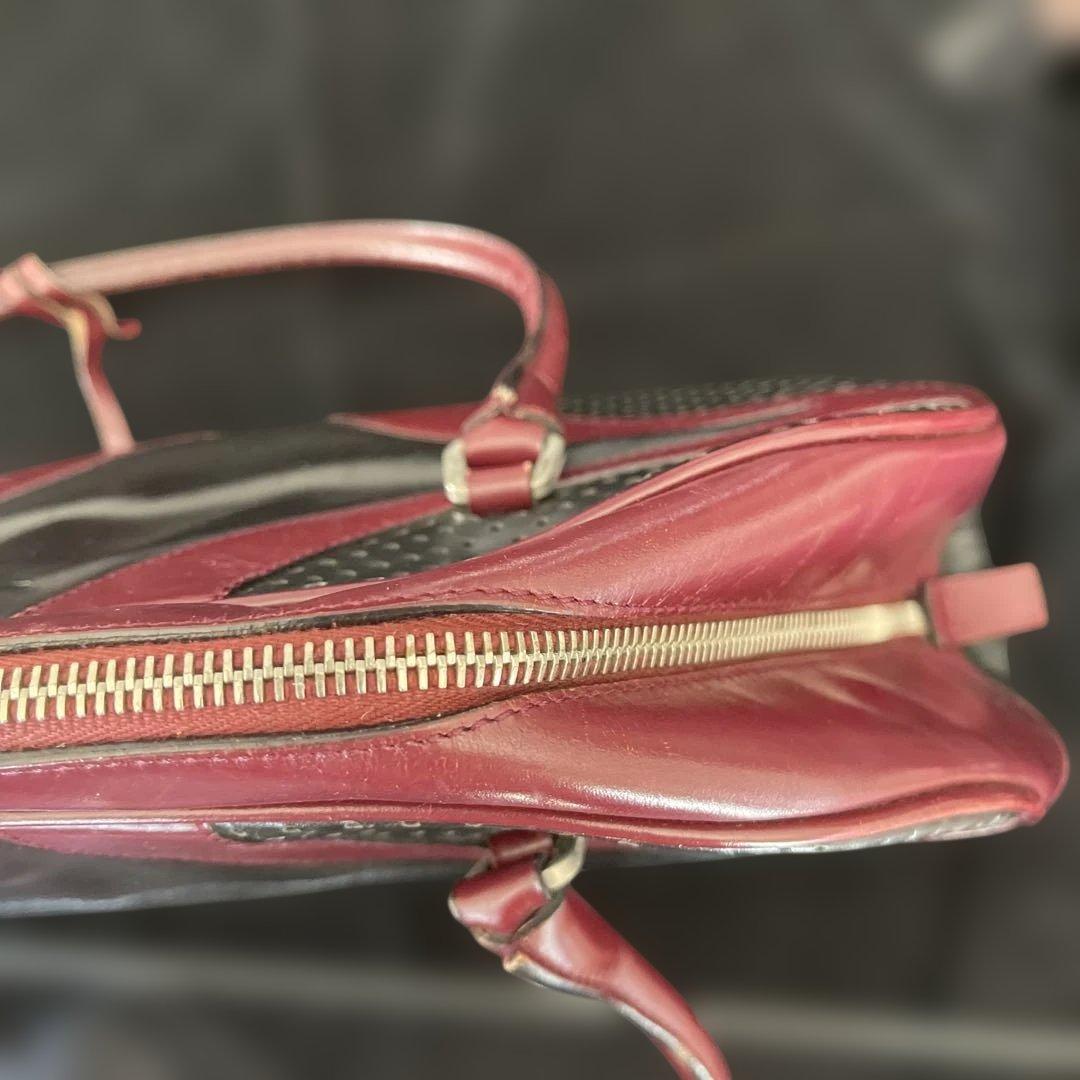 プラダ 黒と赤のパーフォレーションハンドバッグ