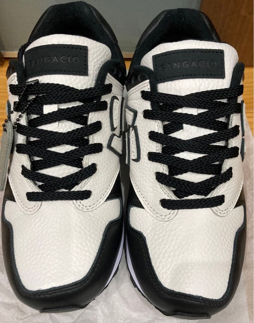 にゅーず スニーカー ホワイト&ブラック サンガッチョ - メルカリ