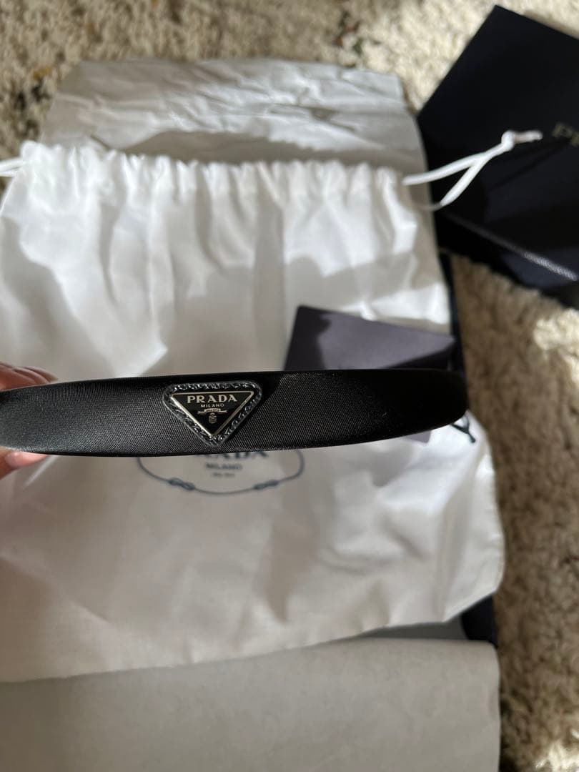 新品 PRADA トライアングル ロゴ ナイロン カチューシャ ヘッドバンド 楽天市場】PRADA プラダ トライアングルロゴ ヘアアクセサリー ヘア