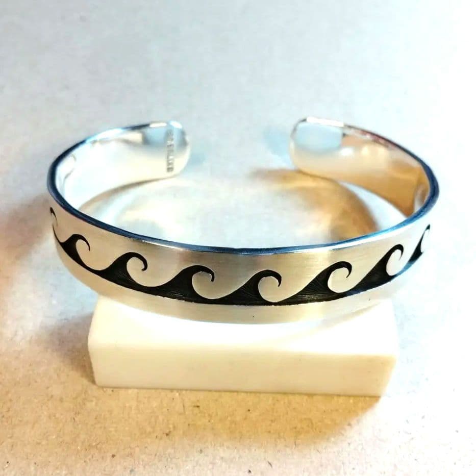 美品 ヴィンテージ ホピ族 オーバーレイ 波モチーフ シルバーカフバングル 楽天市場】Clifton Mowa Hopi Overlay Bangle クリフトンモワ