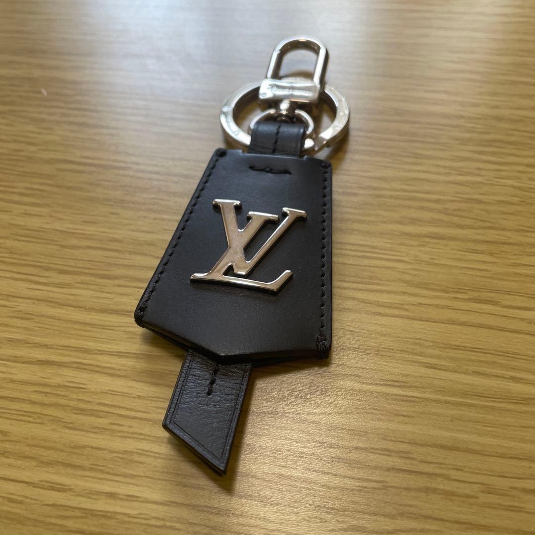 ルイヴィトン キーホルダー LV クロッシュ クレ キーリング - メルカリ