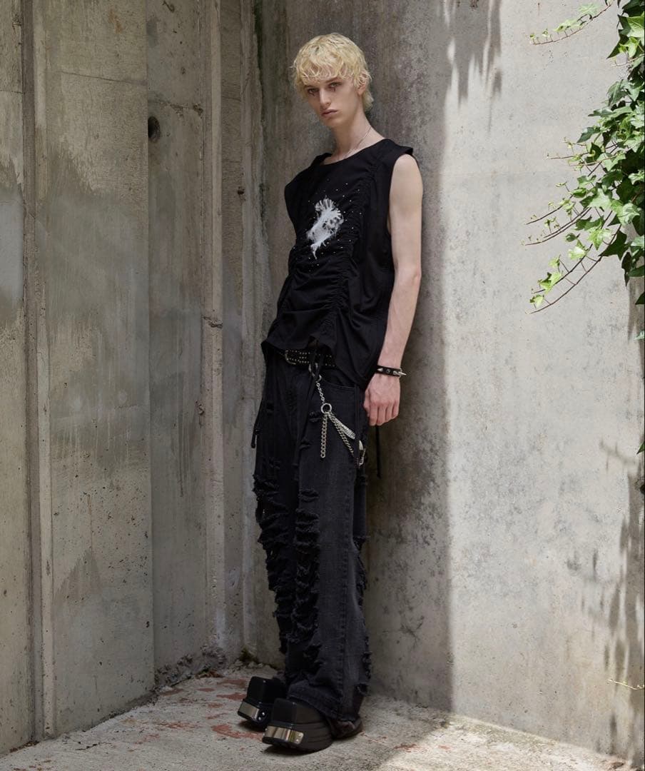 GRANCY シャーリングデザインラインストーングラフィックノースリーブ