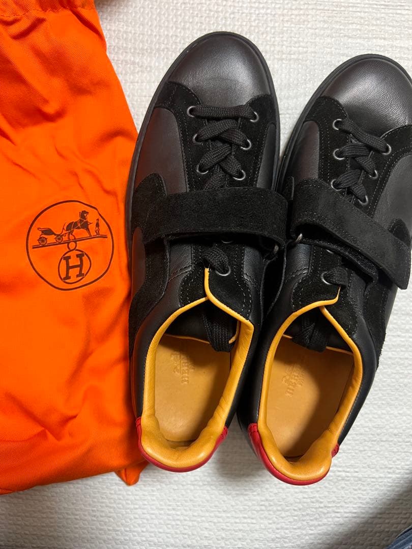 HERMÈS スニーカー ブラック/レッド 保存袋付き EU43サイズ - メルカリ