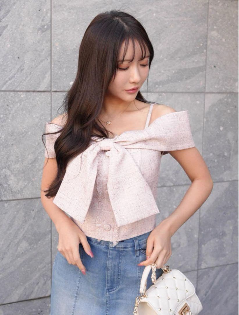 大谷映美里着用 LIP SERVICE ツイードリボンオフショルトップス