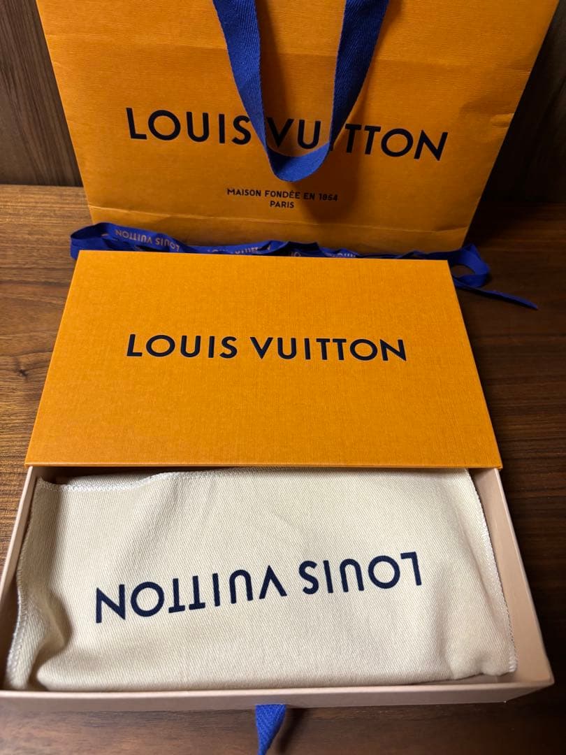 《美品》LOUIS VUITTON エピレザー ブラック長財布