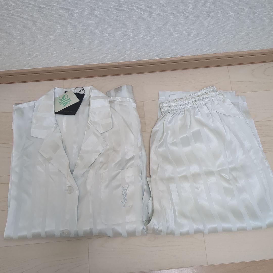 イヴ・サンローラン長袖、長ズボンシルクナイティ イヴ・サンローラン長袖、長ズボンシルクナイティ イヴ・サンローラン