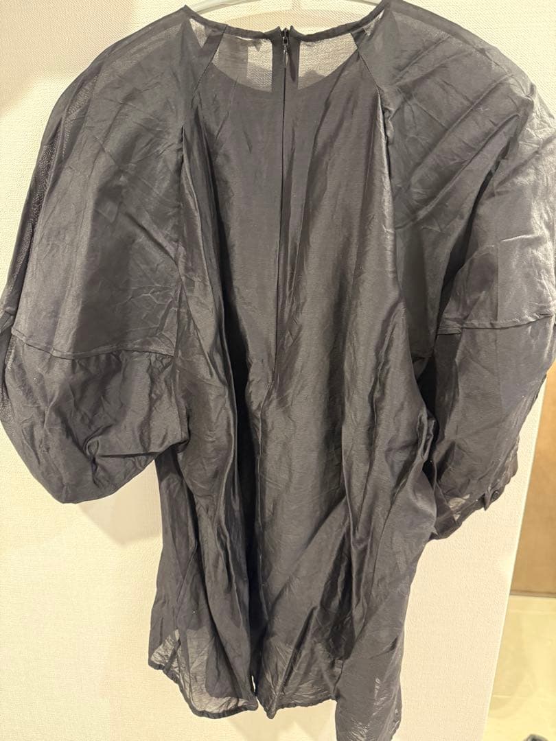 出品今日まで！最終値下げ！ 黒 パフスリーブ トップス 半袖　ブラミンク