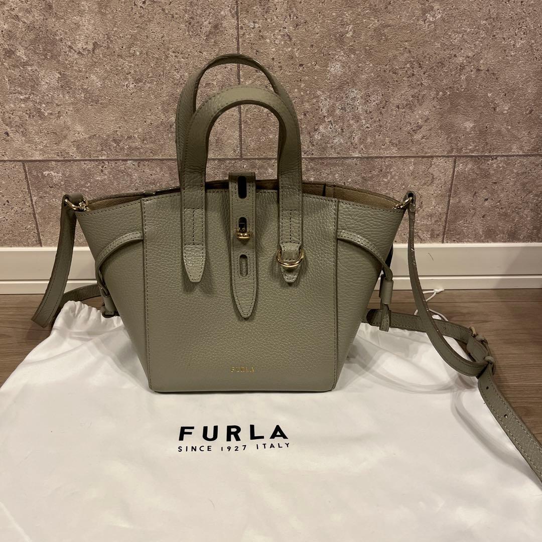 FURLA グレー レザー ショルダーバッグ - メルカリ