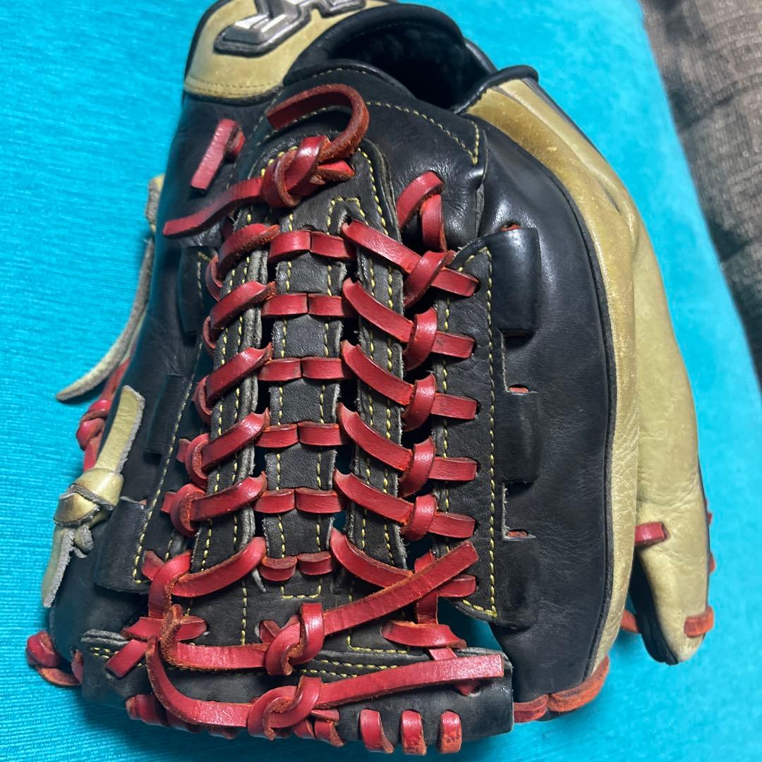 軟式グローブ 黒と赤 レースアップ 黒と赤のレースアップデザインの軟式