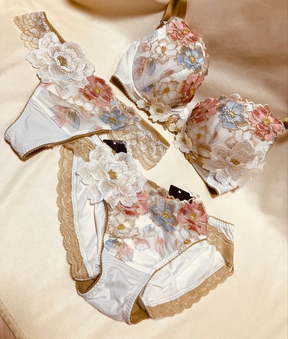 サルート 03G ブラE70＆ショーツM Tバック付 3点 新品タグ付 - メルカリ