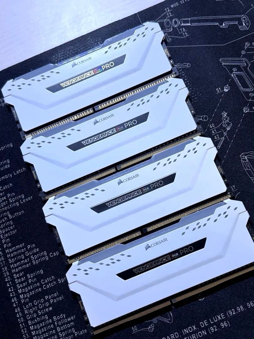 コルセアVengeance RGB PRO DDR4 3200MHz⭐︎4枚 VENGEANCE® RGB PRO 128GB (4 x 32GB) DDR4 DRAM 3200MHz C16 Memory