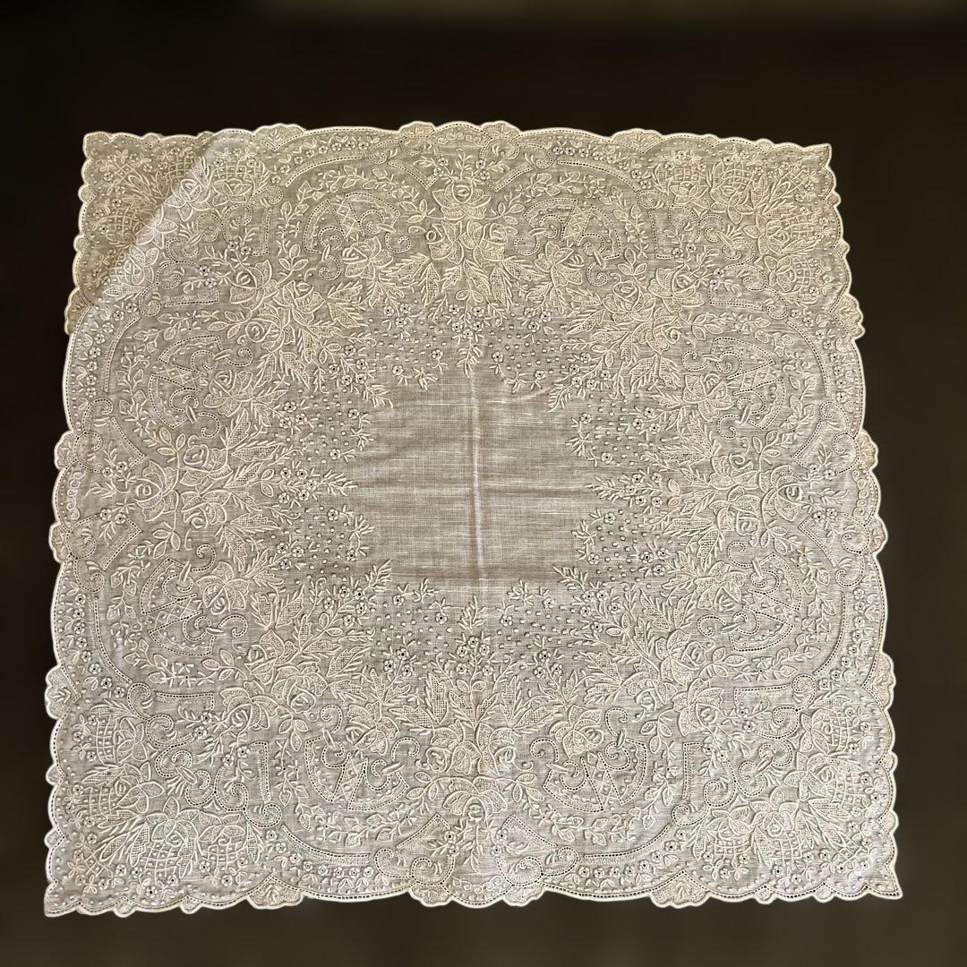 汕頭　スワトウ　刺繍入りホワイトハンカチ 約29cm x 29cm ✨汕頭（スワトウ）ハンカチ✨ 中国三大刺繍のひとつ・スワトウ刺繍