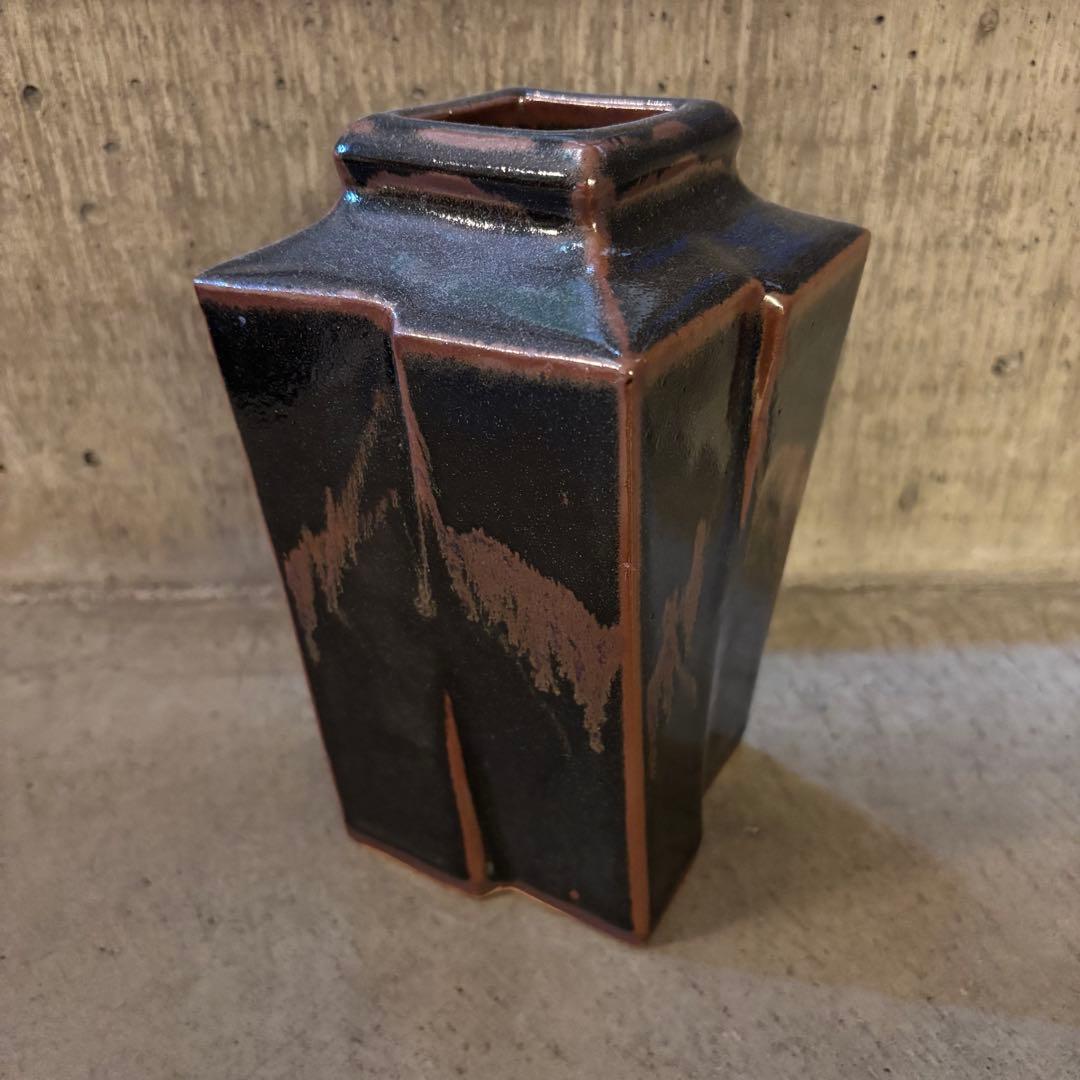 益子焼　秋山一夫　黒釉面違角瓶　花瓶 益子焼 秋山一夫 黒釉面違角瓶 花瓶 - メルカリ
