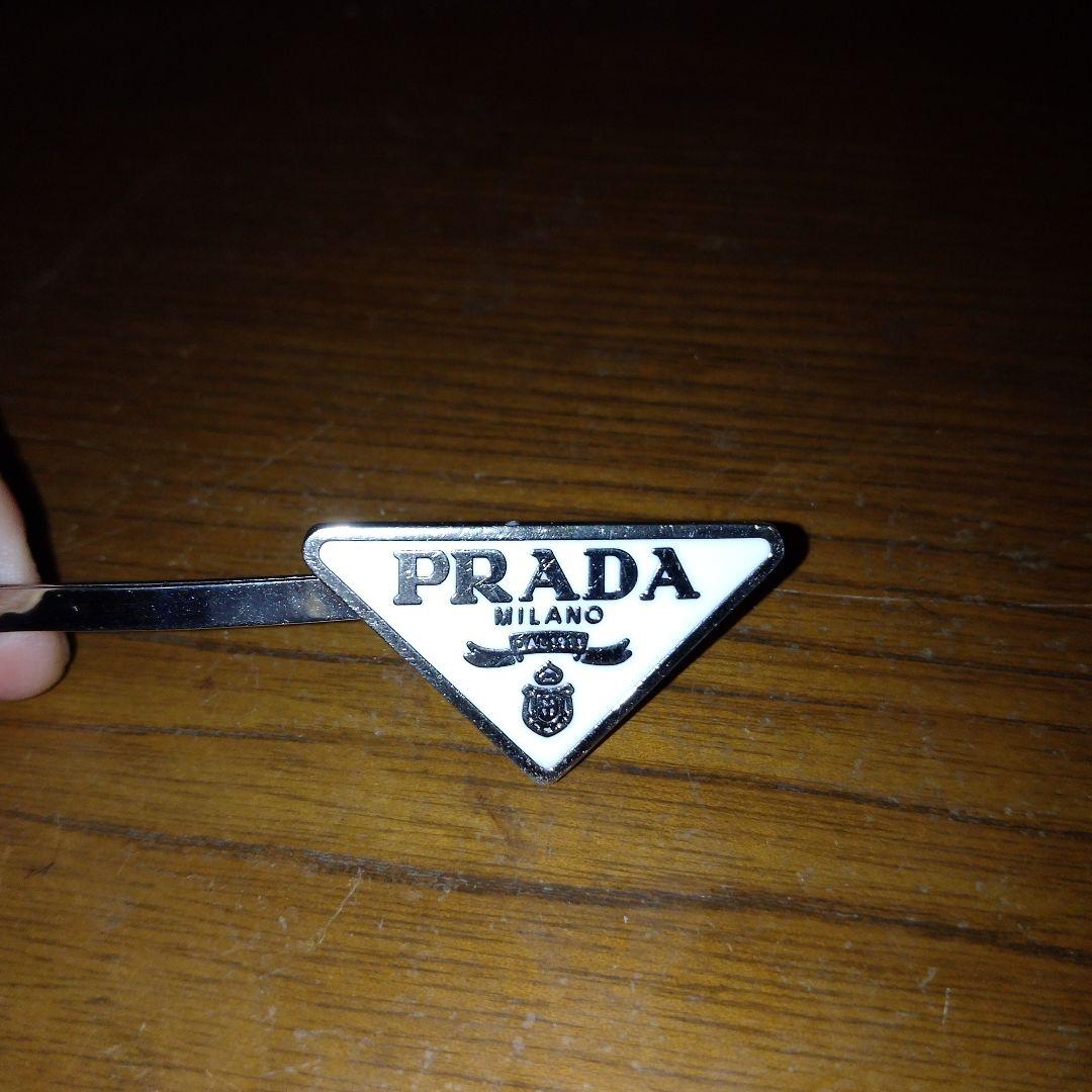 PRADA トライアングル ヘアピン1本 - メルカリ