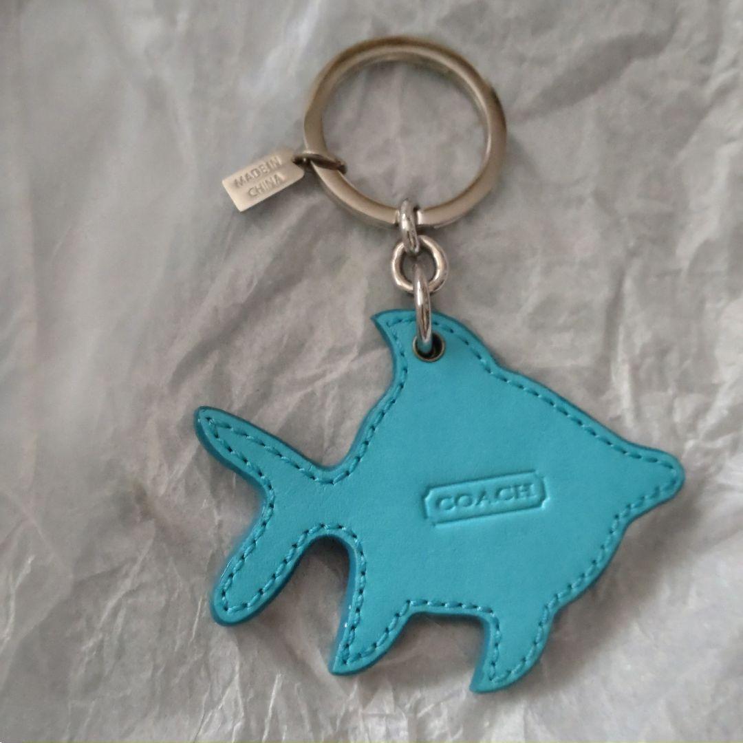 COACH コーチ 魚型キーホルダー 青 - メルカリ