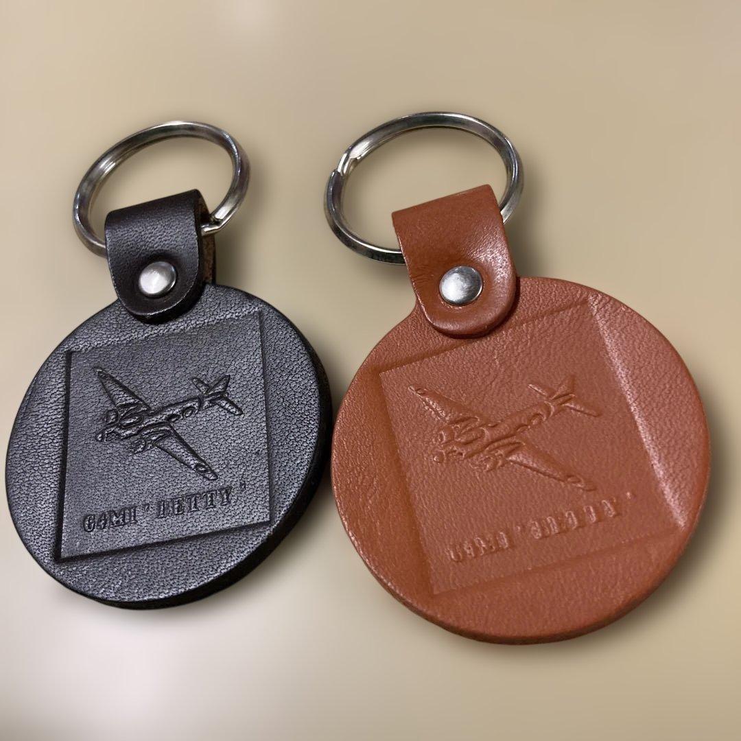 お値下げ！レザー キーホルダー 飛行機デザイン 2色セット - メルカリ