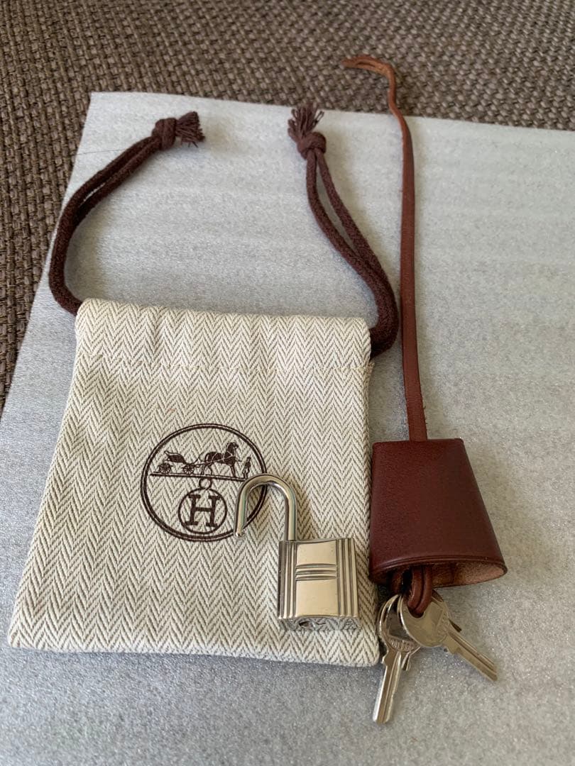 正規品　極美品エルメス 南京錠 鍵 カデナ キー シルバークロシェット（茶色） 極美品 エルメス カデナ パドロック 南京錠 鍵 no 58 シルバー #66