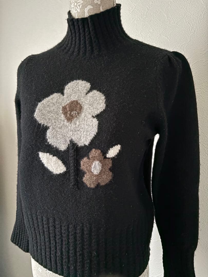 エムズグレイシー　フラワー柄セーター　黒　38 クリーニング済み 美品✨エムズグレイシー カーディガン ウール フラワーモチーフ 38 黒