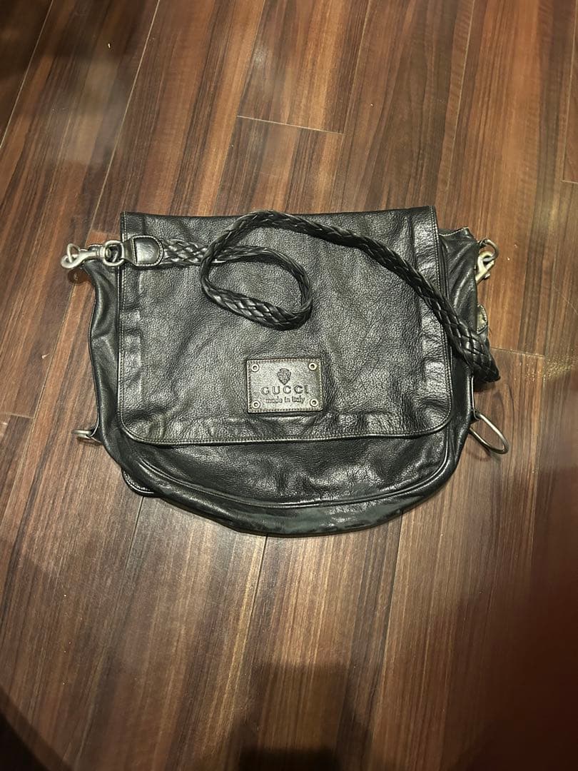 GUCCI ブラックレザーメッセンジャーバッグの通販はau PAY マーケット