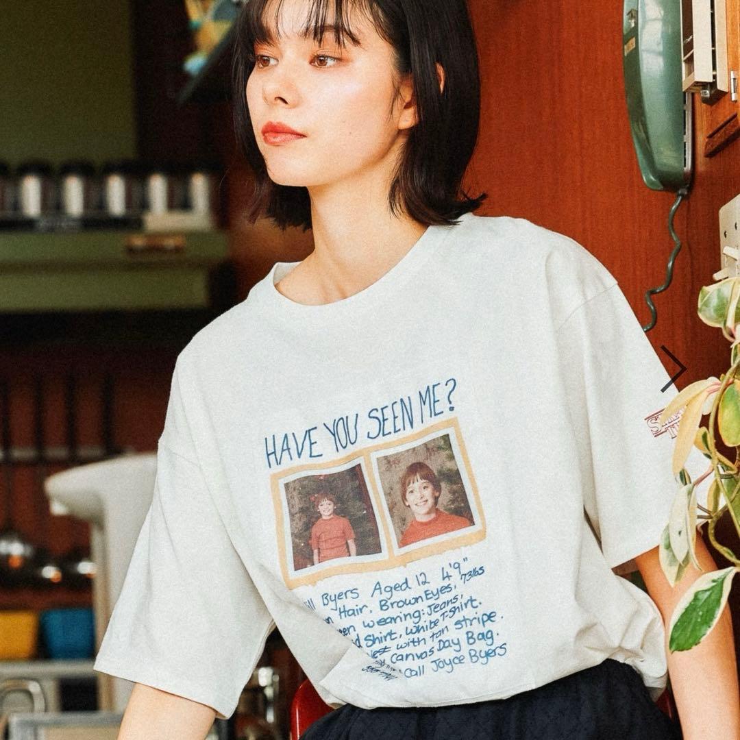 ニコアンド 【STRANGER THINGS】コラボ ポスター風プリントTシャツ