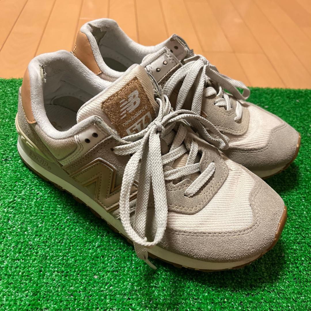 ニューバランス 574 23.5センチ ベージュ コルク - メルカリ