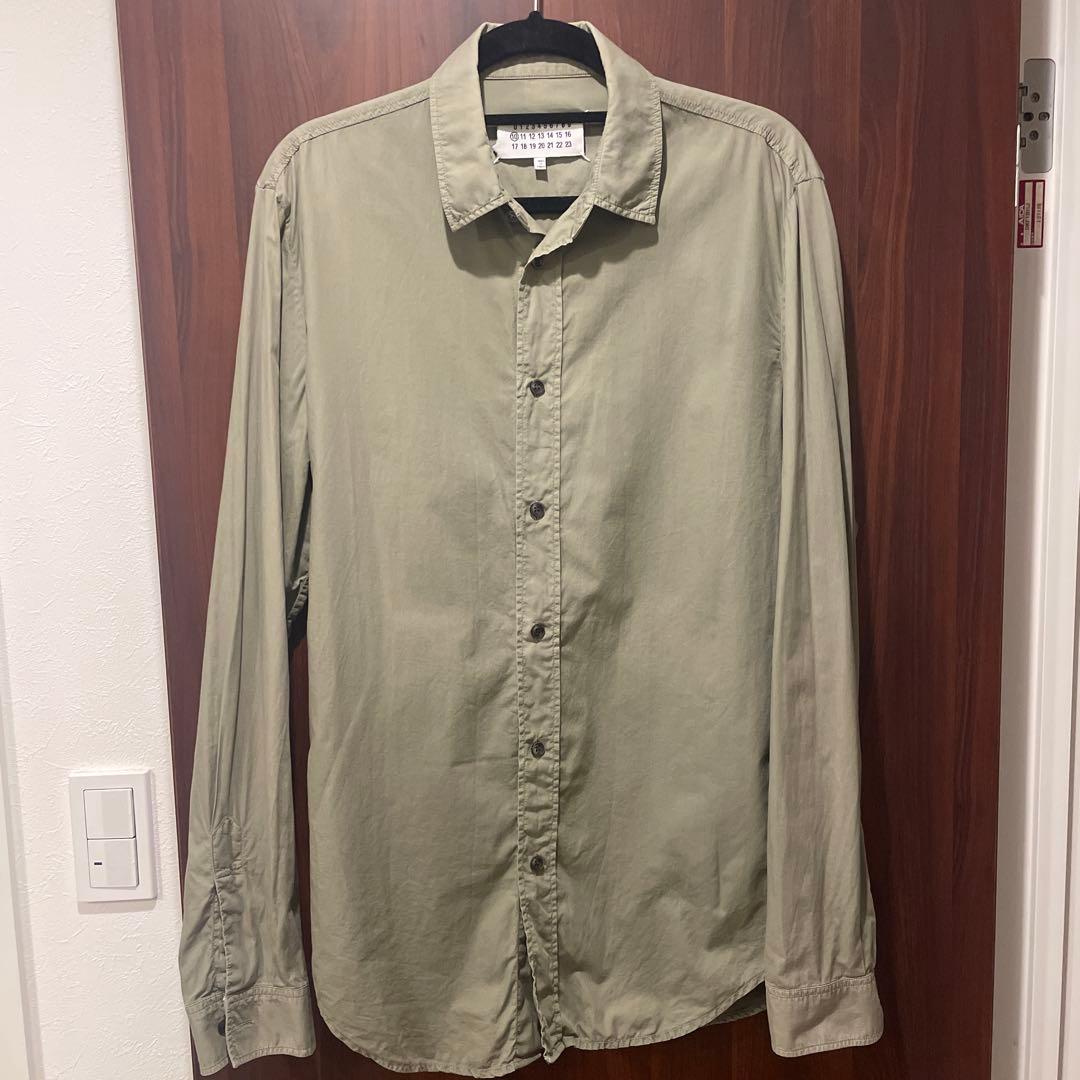 マルジェラ　カーキ コットン 長袖シャツ Maison Margiela: カーキ パデッド コットンサテン シャツ | SSENSE 日本