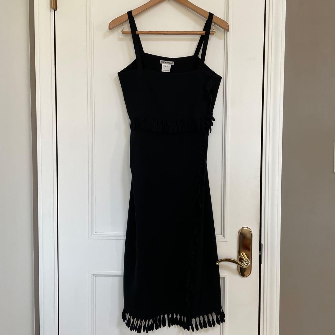 ISSEY MIYAKE イッセイミヤケ ブラック フリンジキャミワンピース 中古・古着通販】ISSEY MIYAKE me (イッセイ ミヤケ ミー) プリーツ