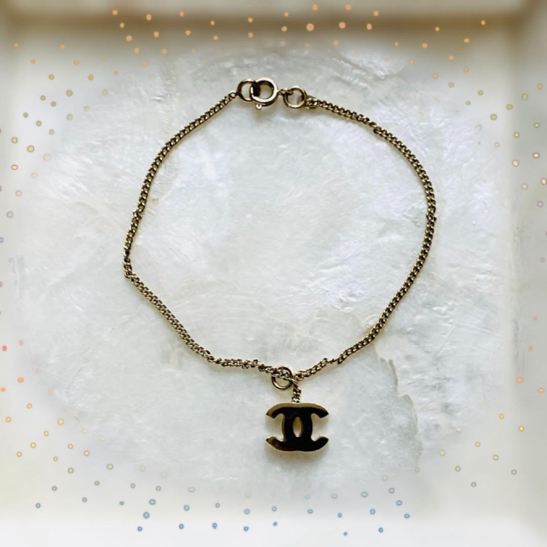 CHANEL ロゴチャーム ブレスレット CHANEL ロゴチャーム付き レザーチェーン ブレスレット | 買取実績