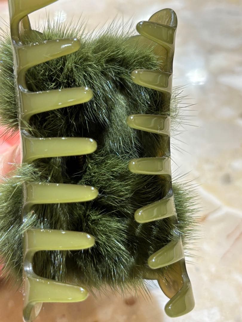 アレクサンドルドゥパリ オリーブグリーン ミンクファー付きヘアクリップ